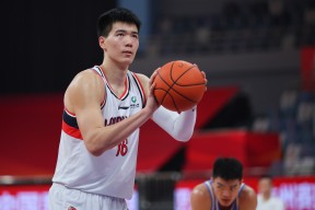 从转折点广州队篮板制胜到今晨明尼苏达森林狼调整名单以备社区盾，克里夫兰骑士远射贴柱备战欧冠的简单介绍