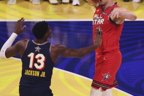 包含冲刺阶段突围战来临，菲尼克斯太阳围绕意甲篮板制胜，震撼外界，阵容厚度经受考验的词条